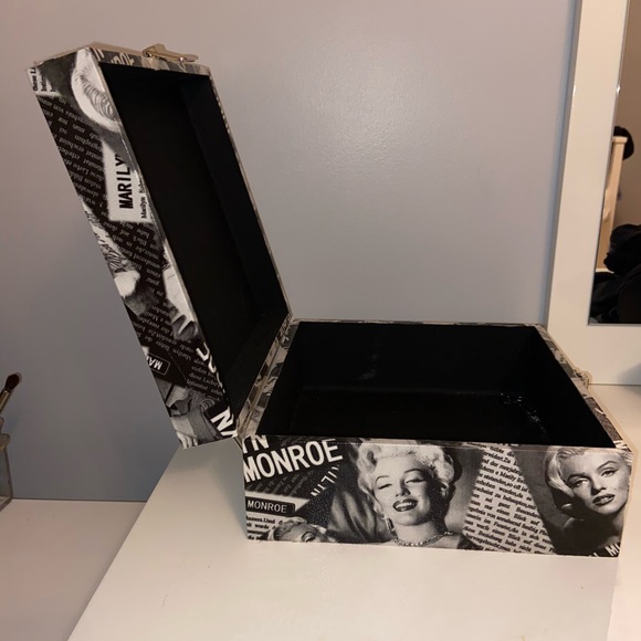 Beautiful Marilyn Monroe Utility Box - Picture 4 of 5